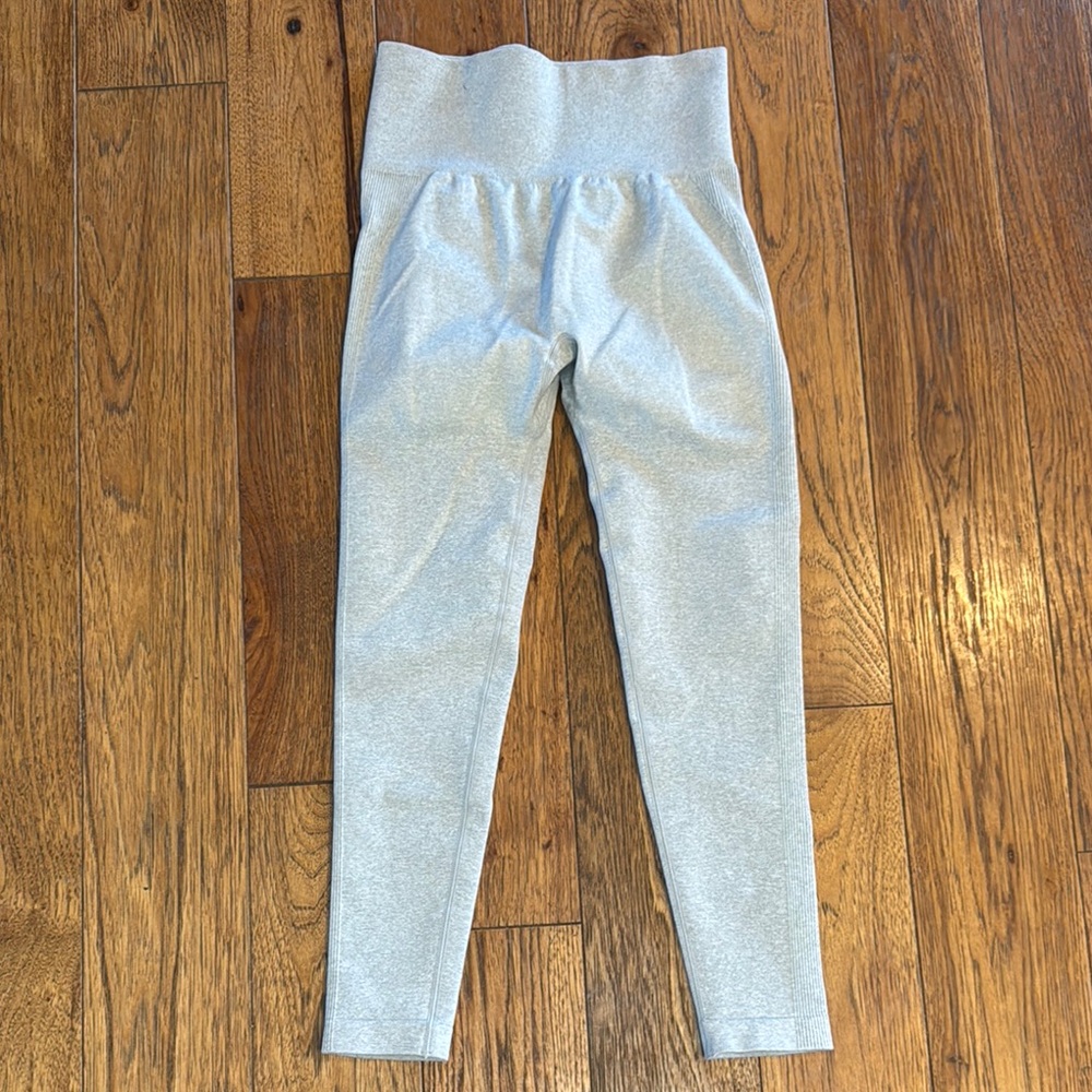 Silver/Gray Crop Srunch Bottom Leggings